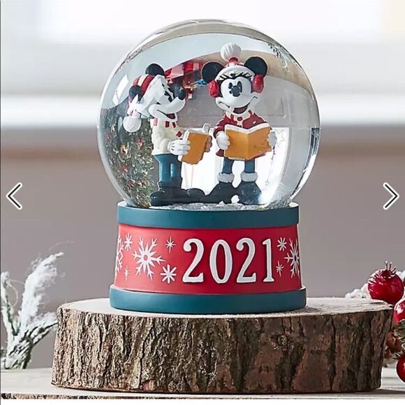 Disney Mickey and Friends Christmas Holiday Snow Globe NWT - Picture 3 of 5